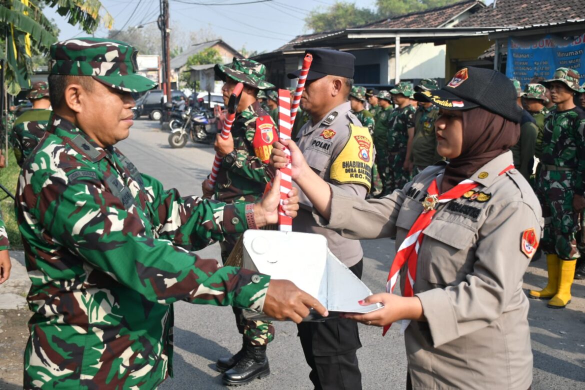 Bahu Membahu Bersihkan Pasar, TNI dan Warga Tangunan Hidupkan Semangat Gotong Royong