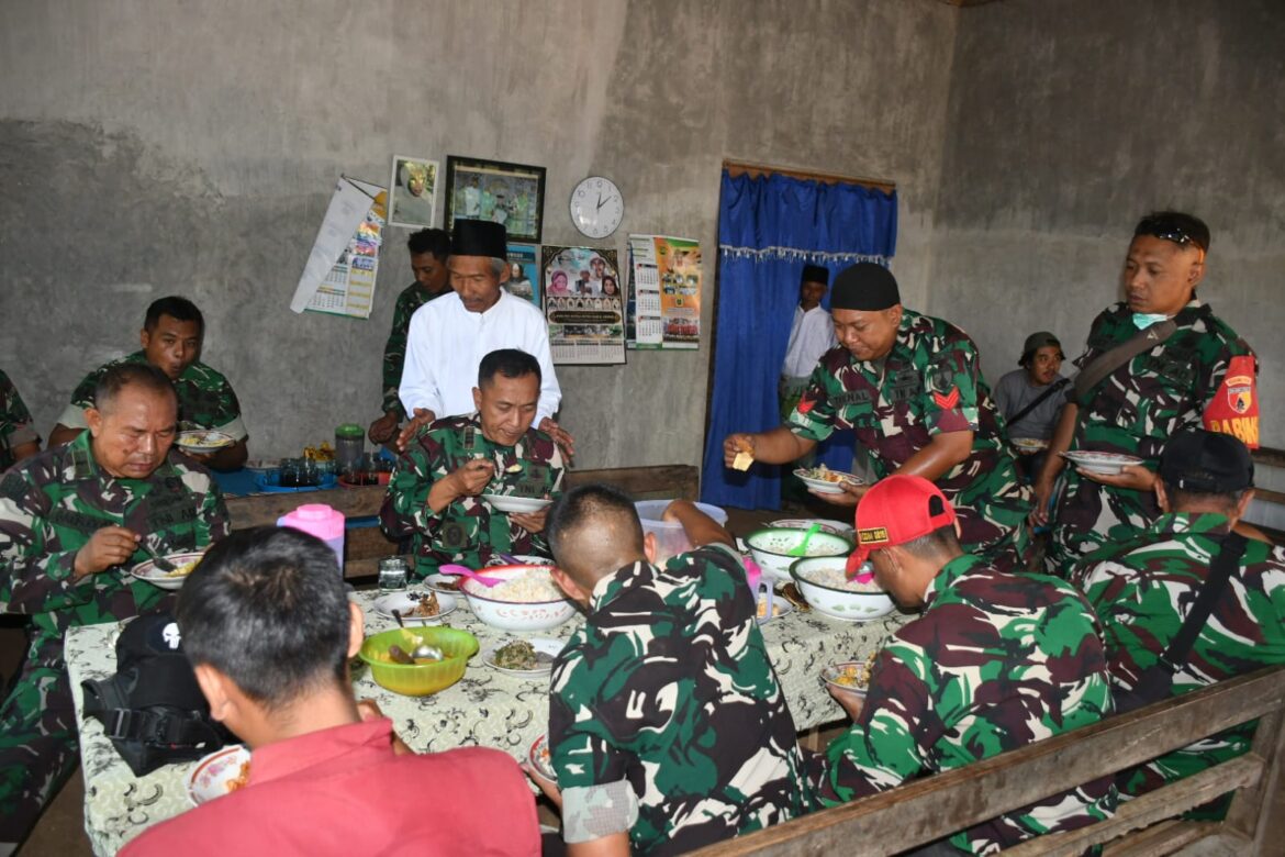 Dari Tangan Prajurit Mengalir Air Bersih, dari Rumah Warga Terhidang Sepiring Kebersamaan
