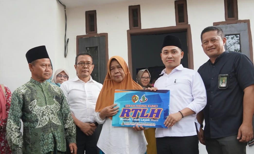 Hadirkan Hunian Layak bagi Warga, Bupati Mojokerto Serahkan Bantuan Simbolis RTLH