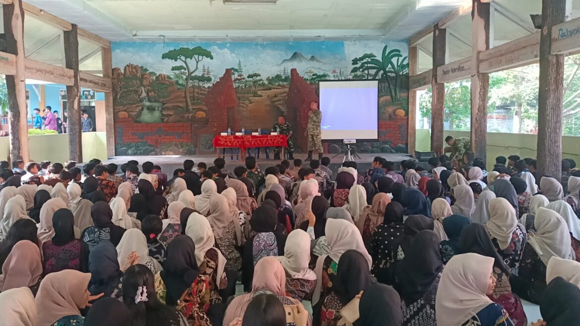 Sosialisasi Rekrutmen TNI AD, Danramil 0815/18 Beri Pembekalan kepada Siswa SMA Negeri 1 Gondang