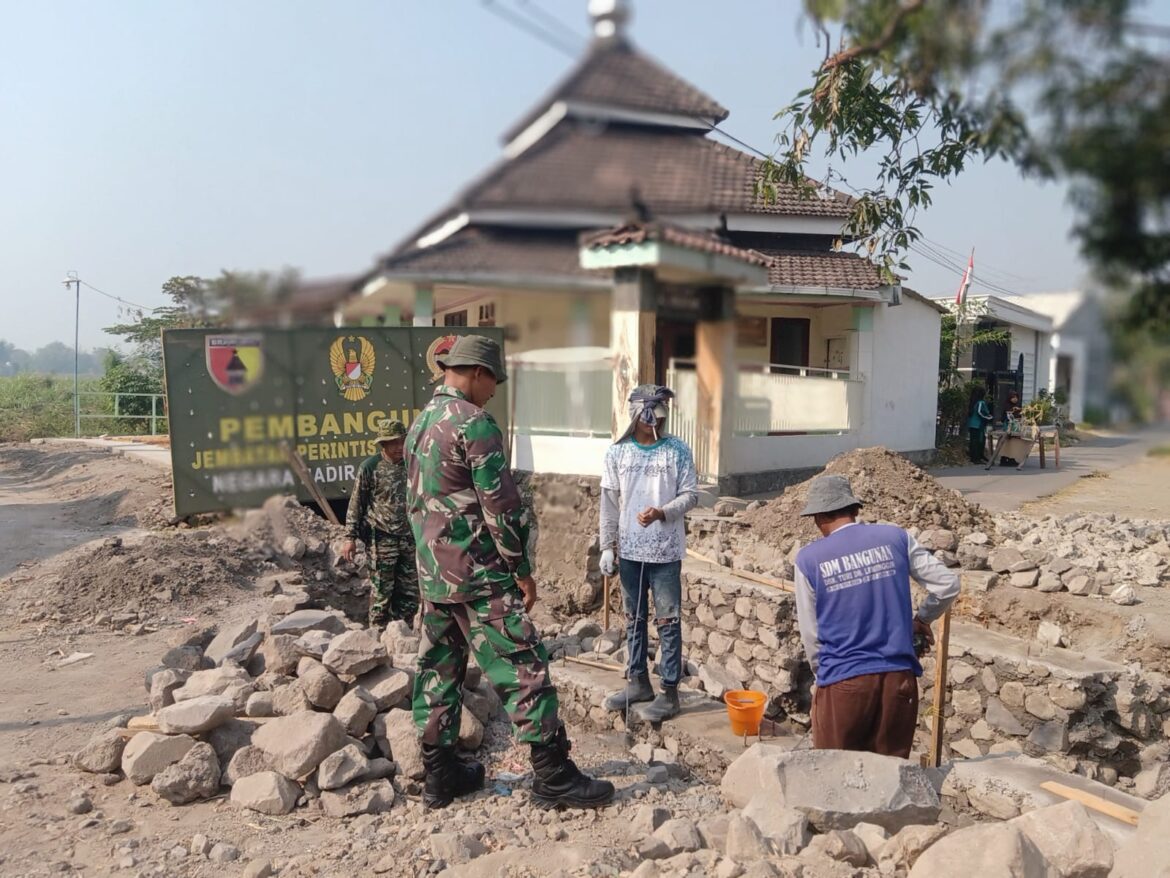 Pembangunan Jembatan Beton Garuda Berlanjut, TNI dan Warga Kompak di Sungai Glonggongan