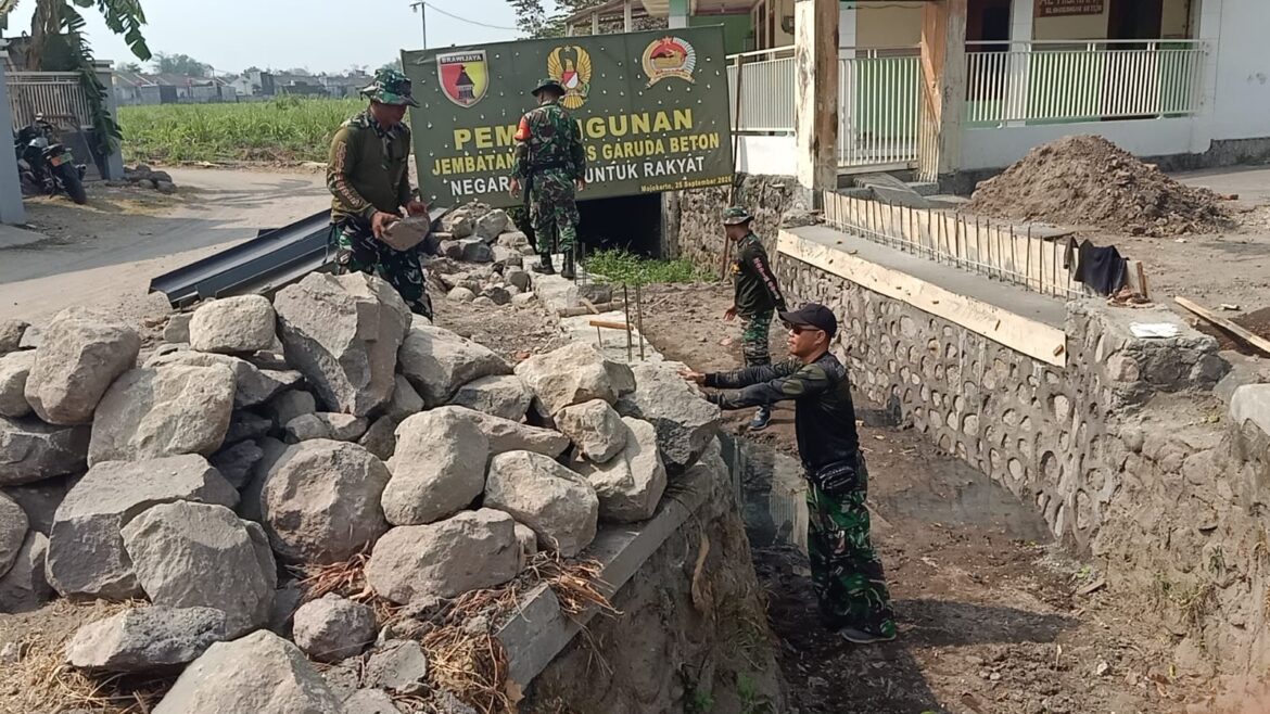 Pengabdian Tanpa Batas, Personel Kodim 0815/Mojokerto Tetap Bangun Jembatan di Hari Libur