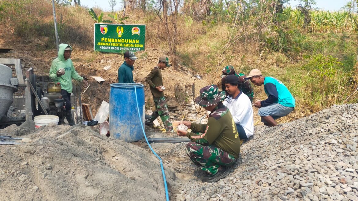 Hangatnya Kebersamaan TNI dan Warga Saat Istirahat di Lokasi Jembatan Garuda