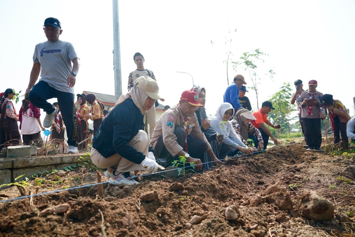 Dukung Indonesia ASRI, Pemuda Kota Mojokerto Gelar Green Action di Taman Bahari Mojopahit
