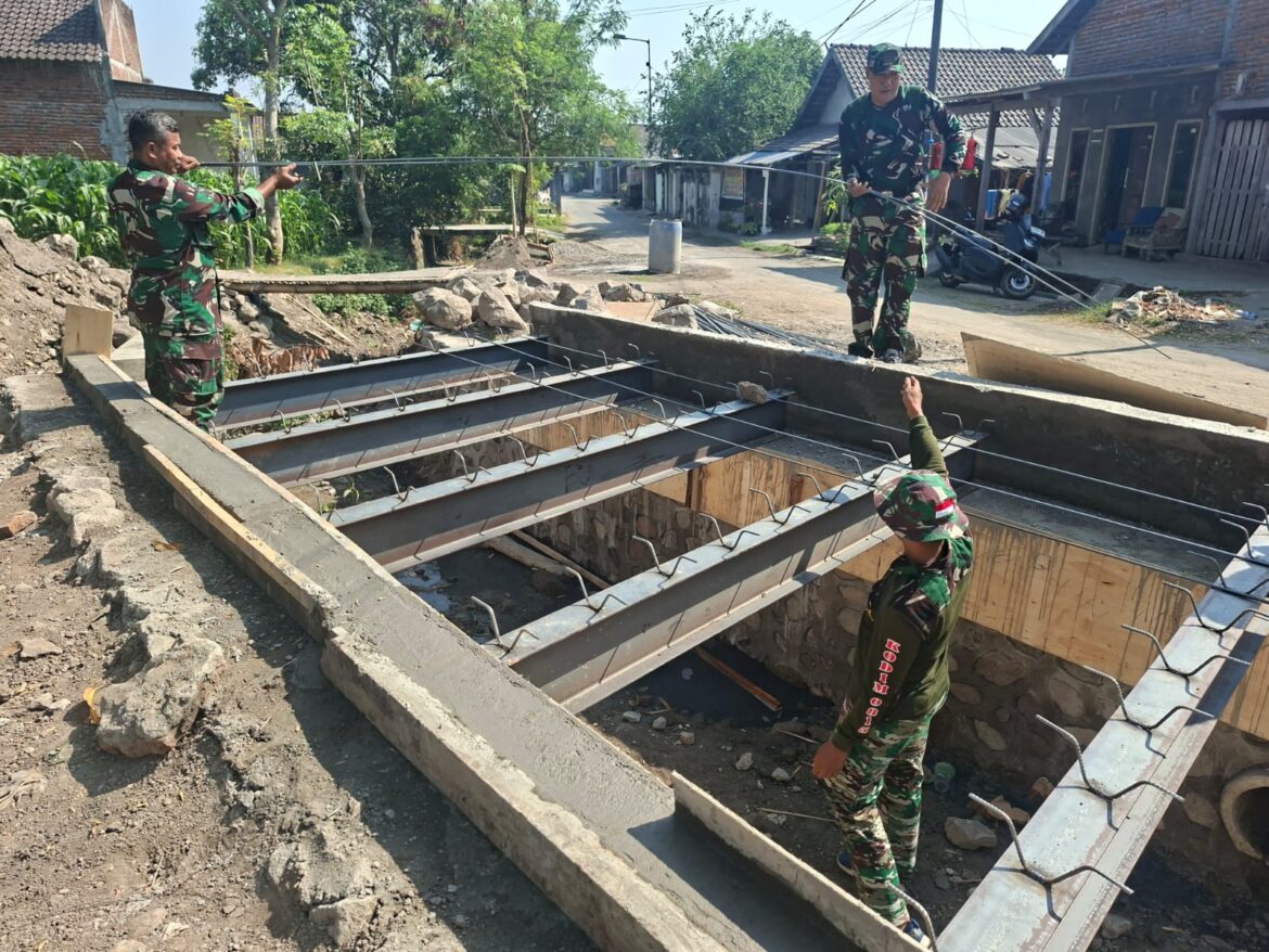 Pembangunan Jembatan Garuda Tahap VII di Bangsal, Personel TNI Mulai Pasang Rangka Baja