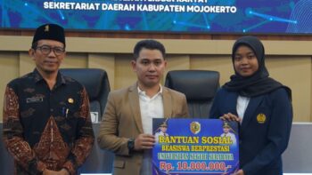Pemkab Mojokerto Serahkan Beasiswa Bagi Mahasiswa Berprestasi dengan Nilai Total Rp800 Juta Lebih
