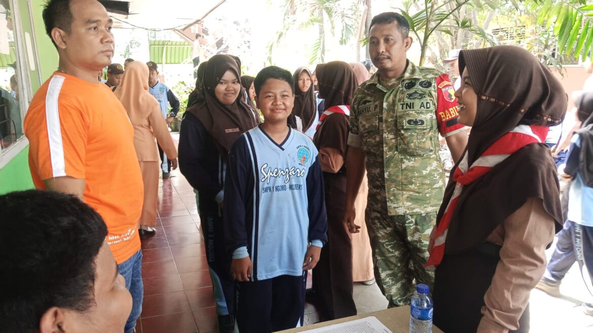 PT Padi Indonesia Maju Bersama Koramil 0815/12 Gelar Pemeriksaan Kesehatan Rutin di SMPN 1 Ngoro