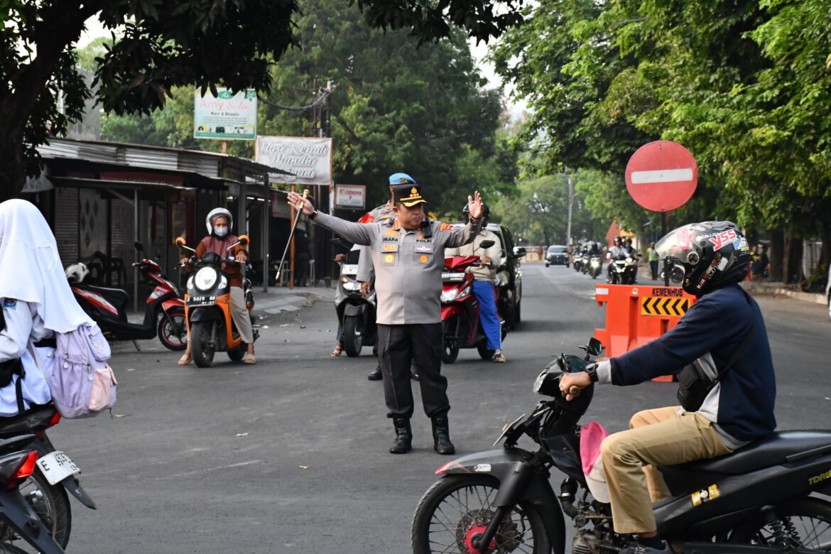 Kapolresta Cirebon Turun Langsung Pantau Gatur Lalu Lintas, 979 Personel Siaga di 166 Titik