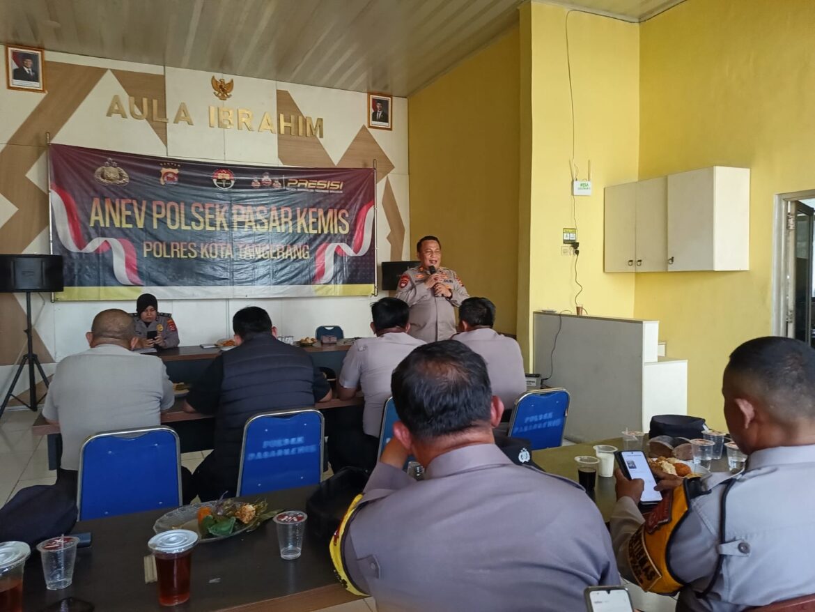 Kapolsek Pasar Kemis Pimpin Anev Bulanan, Tekankan Optimalisasi Quick Wins dan Kesiapsiagaan Personel
