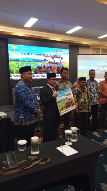 Bupati Mojokerto Salurkan Bantuan Pertanian, Dorong Produktivitas dan Kesejahteraan Petani